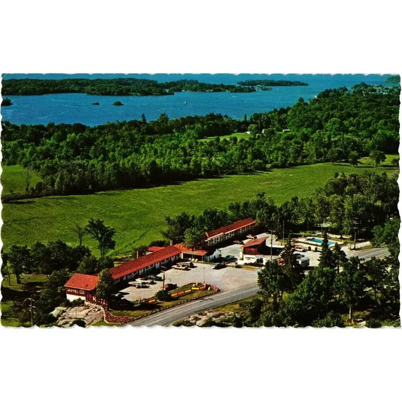 Gateway Motel Restaurant & Christmas Gift Shop 1000 Islands Ontario Postcard - Picture 1 of 2